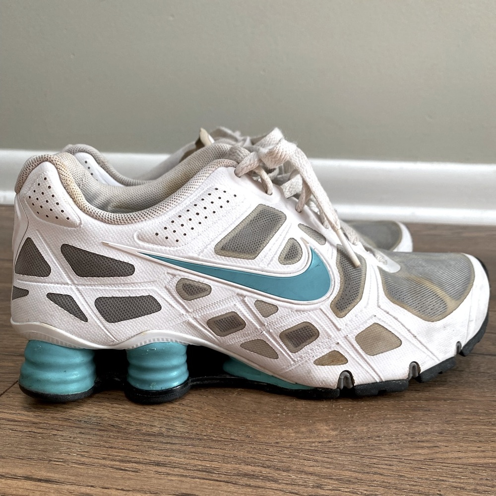 Nike Shox Shoes Size 6Y (7.5 Women’s) white and teal